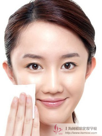 怎么化淡妆?柯模思教你新手画韩式淡妆的步骤,简单8步打造魅力自我