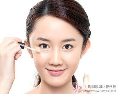 怎么化淡妆?柯模思教你新手画韩式淡妆的步骤,简单8步打造魅力自我