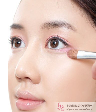 怎么化淡妆?柯模思教你新手画韩式淡妆的步骤,简单8步打造魅力自我