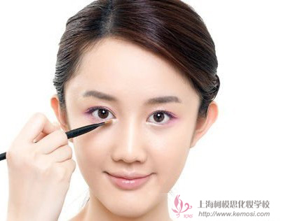 怎么化淡妆?柯模思教你新手画韩式淡妆的步骤,简单8步打造魅力自我