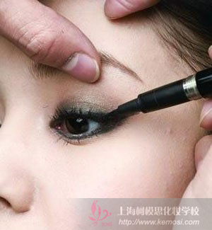 化妆新手怎么画眼线?教你怎么画超自然眼线