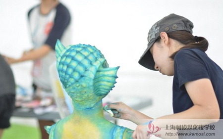 选手正在为模特化妆