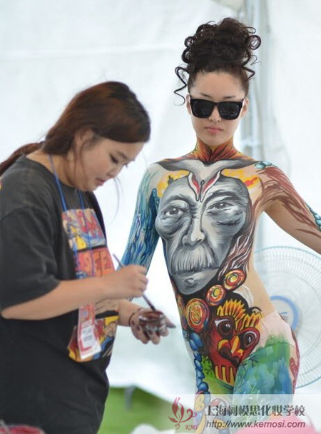 选手正在做人体彩绘