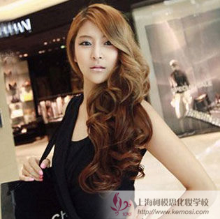 秋天适合什么发型?2011秋季最新流行性感卷发发型,秋季卷发