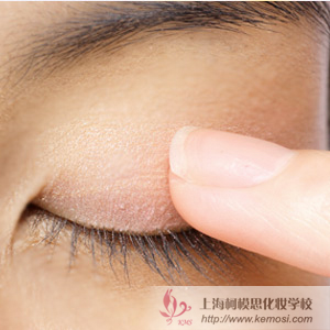 新手怎么化妆?教菜鸟画眼妆的化妆技巧,如何打造基础眼妆