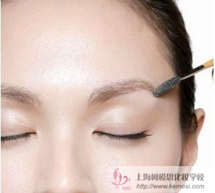 眉峰到眉尾的眉毛要想下梳