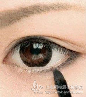 刚买的眼线膏不会用怎么办?如何使用眼线膏?教你如何简单画出时尚眼线