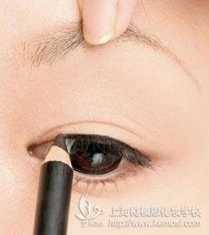 刚买的眼线膏不会用怎么办?如何使用眼线膏?教你如何简单画出时尚眼线