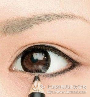 刚买的眼线膏不会用怎么办?如何使用眼线膏?教你如何简单画出时尚眼线