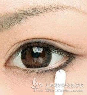 刚买的眼线膏不会用怎么办?如何使用眼线膏?教你如何简单画出时尚眼线