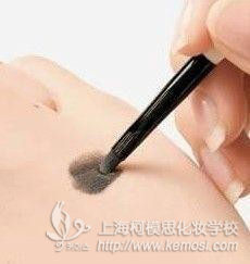 刚买的眼线膏不会用怎么办?如何使用眼线膏?教你如何简单画出时尚眼线