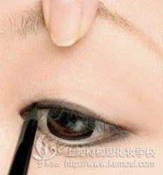 刚买的眼线膏不会用怎么办?如何使用眼线膏?教你如何简单画出时尚眼线