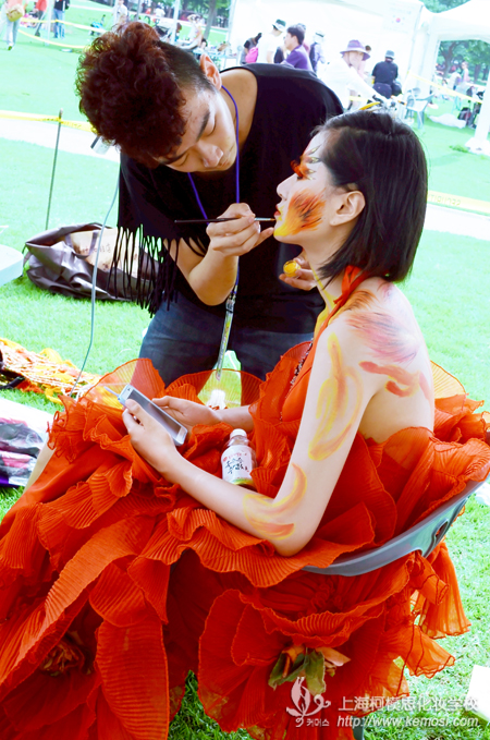 选手正在为模特化妆