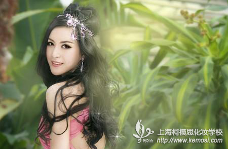 眼线液怎么用?教你实用眼线液使用技巧,变身电眼美女