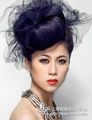 想成为合格的化妆师学习新娘妆大概多久?